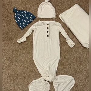 Lou Lou & Company Newborn Bundle - Gown, swaddle, and hats